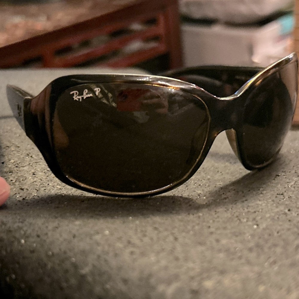 Womens RAYBAN sunglasses comes with hardcase